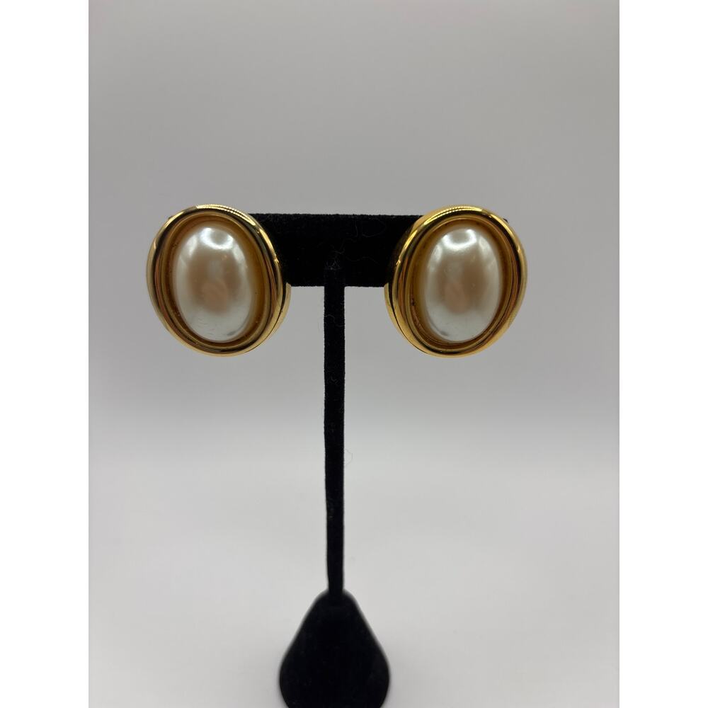 Vintage gold toned faux pearl Sarah Coventry clip on earrings
